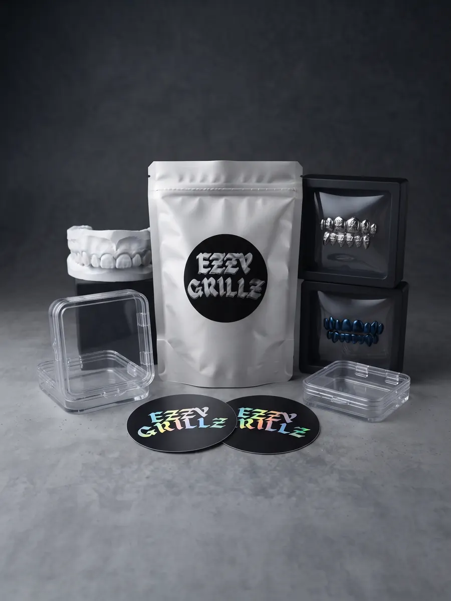 Lo que se envía: bolsa con el logo de ezzygrillz, dos piezas en sus cajas de exhibición, estuches transparentes, calcomanías y el modelo de yeso de la dentadura