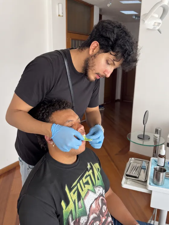 Ezzy tomando la impresión a otro cliente, con el instrumental al lado