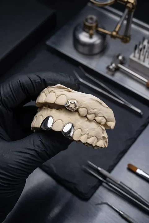 Piezas de plata pulidas montadas sobre los moldes, sobre la mesa del taller