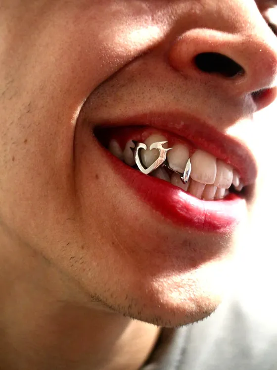 Cliente sonriendo con sus grillz puestos